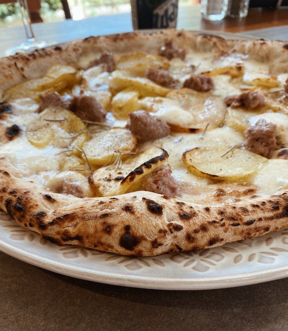 Οι άκρες της πίτσας πρέπει να είναι κριτσινιστές με μικρές φουσκάλες και η γέμιση τρυφερή και ζουμερή. 