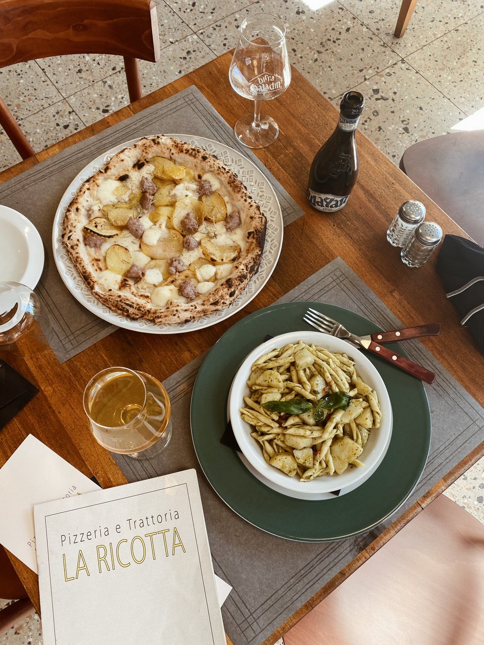 Πίτσα Rustica με μοτσαρέλα, τυρί πρόβολα, πατάτες και λουκάνικο και ένα υπέροχο πιάτο ζυμαρικών garganelli με πέστο στην τρατορία La Ricotta, στη Νέα Σμύρνη. 