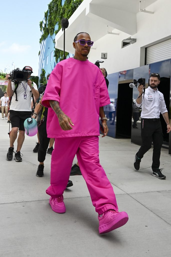 Lewis Hamilton ο πιο fashion αθλητής στον πλανήτη, στο γκραν πρι του Μαϊάμι προσήλθε, για να τρέξει με 300 χλμ την ώρα, ντυμένος στα φούξια. Δια χειρός Valentino. Ο Lewis Hamilton επιλέχθηκε να είναι «ο πρέσβης» του ιταλικού Οίκου για την ανδρική σειρά.
