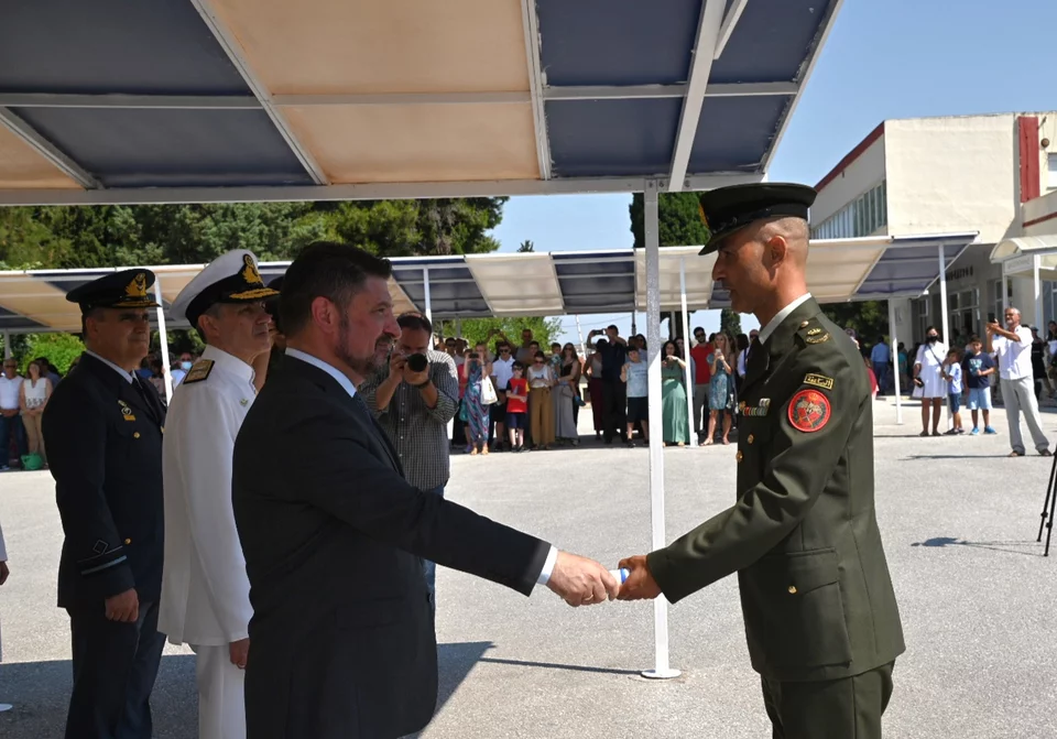 Ο ΥΦΕΘΑ Νίκος Χαρδαλιάς παραδίδει τα πτυχία της ΑΔΙΣΠΟ