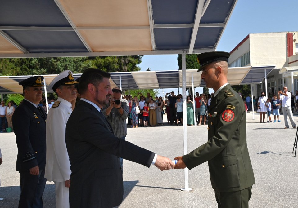 Ο ΥΦΕΘΑ Νίκος Χαρδαλιάς παραδίδει τα πτυχία της ΑΔΙΣΠΟ