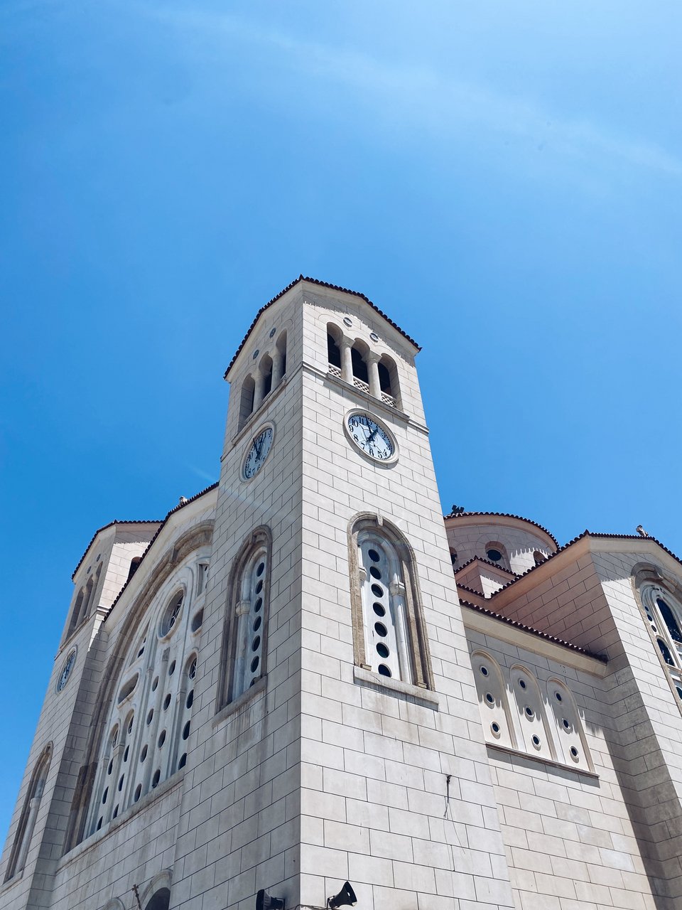 Ο φούρνος του Δαρεμά βρίσκεται απέναντι από το ναό του Αγίου Ιωάννη στην πλατεία του Μαρκόπουλου.