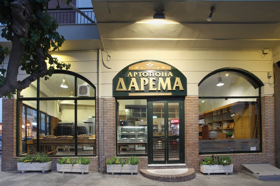 Ο φούρνος Δαρεμά βρίσκεται στην Πλατεία Μαρκόπουλου.