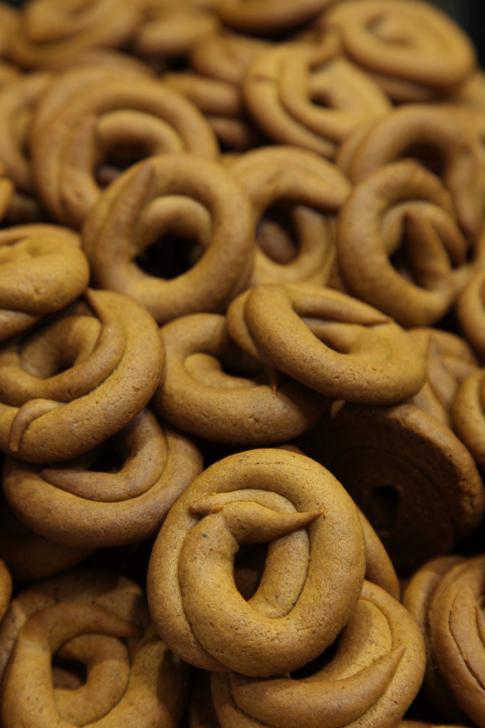 Από το 1948 η οικογενειακή συνταγή για μουστοκούλουρα αξιοποιήθηκε στο φούρνο Δαρεμά που ίδρυσαν ο Βαγγέλης και η Σοφία Δαρεμά, στη θέση του παλιού παντοπωλείου Δαρεμά που υπήρχε στην περιοχή από το 1888.