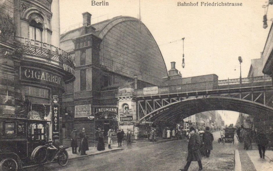 Κατάστημα καπνικών στο Βερολίνο στις αρχές του 20ού αιώνα. Στα δεξιά δικαρίνεται η διαφημιστική μαρκίζα Muratti.