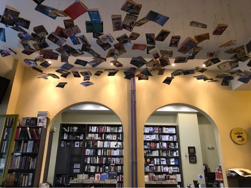 Τα ιπτάμενα βιβλία του βιβλιοπωείου Booktalks είναι ένα αγαπημένο installation των βιβλιοφάγων της Αθήνας. 