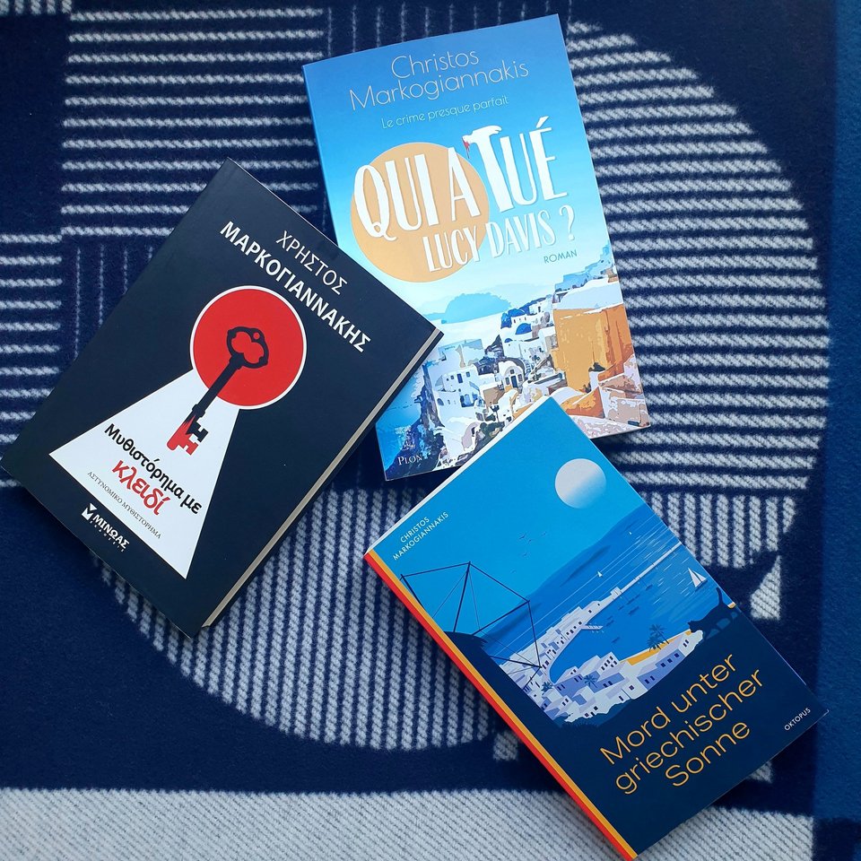 Τρία βιβλία του Χρήστου Μαρκογιαννάκη που κυκλοφόρησαν αυτό το καλοκαίρι στα ελληνικά, στα γερμανικά και στα αγγλικά - Φωτογραφία: CMarkojohn/Twitter