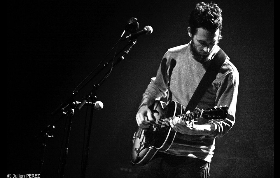 O Alexi Murdoch στη σκηνή - Φωτογραφία: Julien Perez