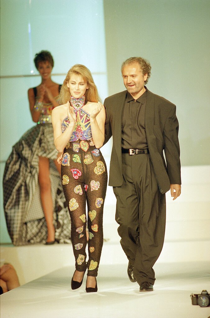 Ο Gianni Versace και το μοντέλο Jennifer Flavin κατά τη διάρκεια της φθινοπωρινής-χειμερινής συλλογής υψηλής ραπτικής του 1990-91 στο Παρίσι, 21 Ιουλίου 1990