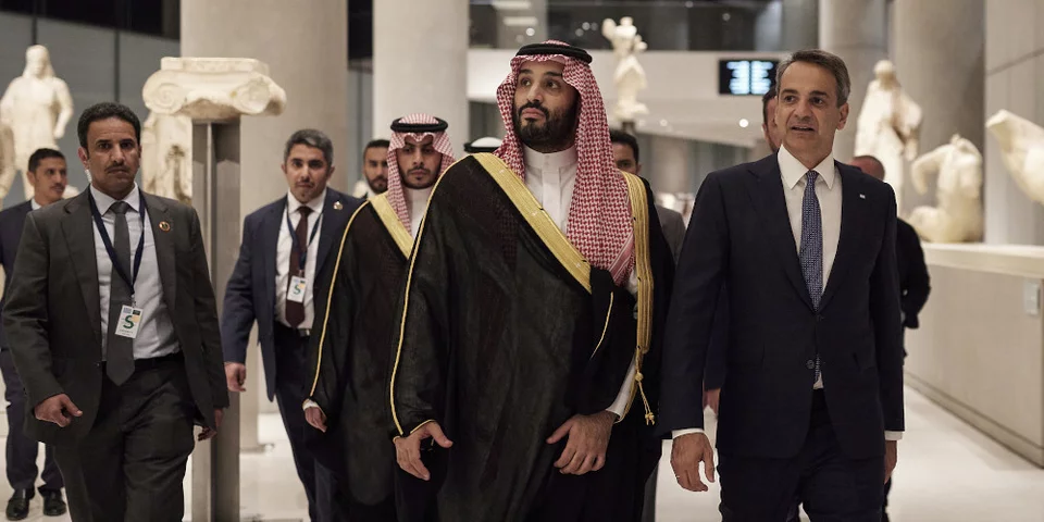 Ο Κυριάκος Μητσοτάκης με τον πρίγκιπα διάδοχο του θρόνου της Σ.Αραβίας στο Μουσείο της Ακρόπολης / ASSOCIATED PRESS