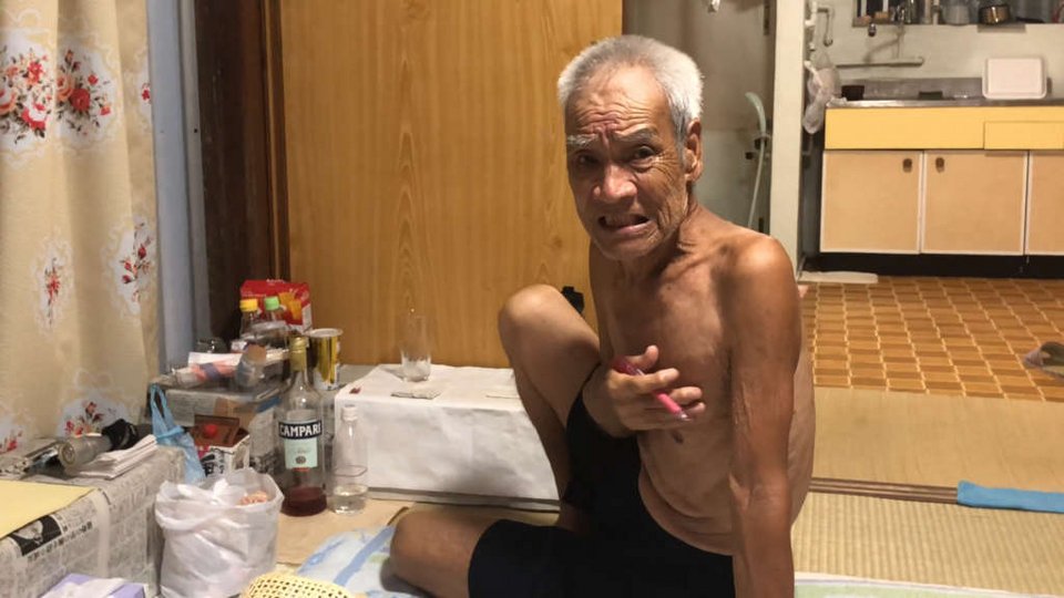 Ο Masafumi Nagasaki στο μικροσκοπικό δωμάτιο που του παραχώρησε η κυβέρνηση