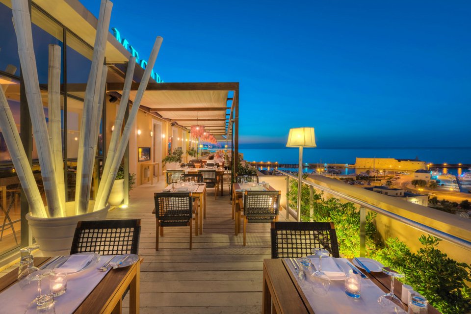 Το roof garden του ξενοδοχείου Megaron στο Ηράκλειο έχει μια μαγευτική θέα στο λιμάνι - Φωτογραφία: gdmmegaron.com