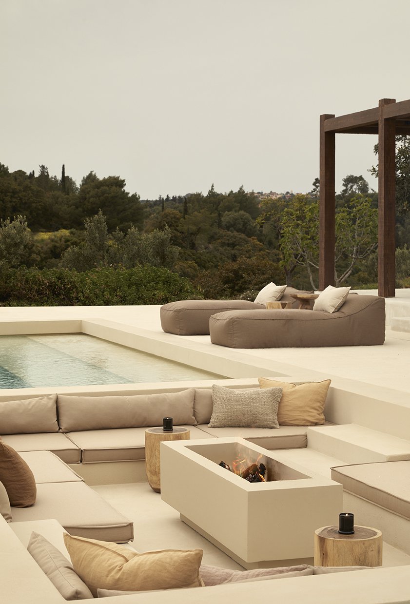 Μέσα στην καρδιά του lounge υπάρχει ένα τζάκι - Φωτογραφία: Μυρτώ Ιατροπούλου / Courtesy of L Architects