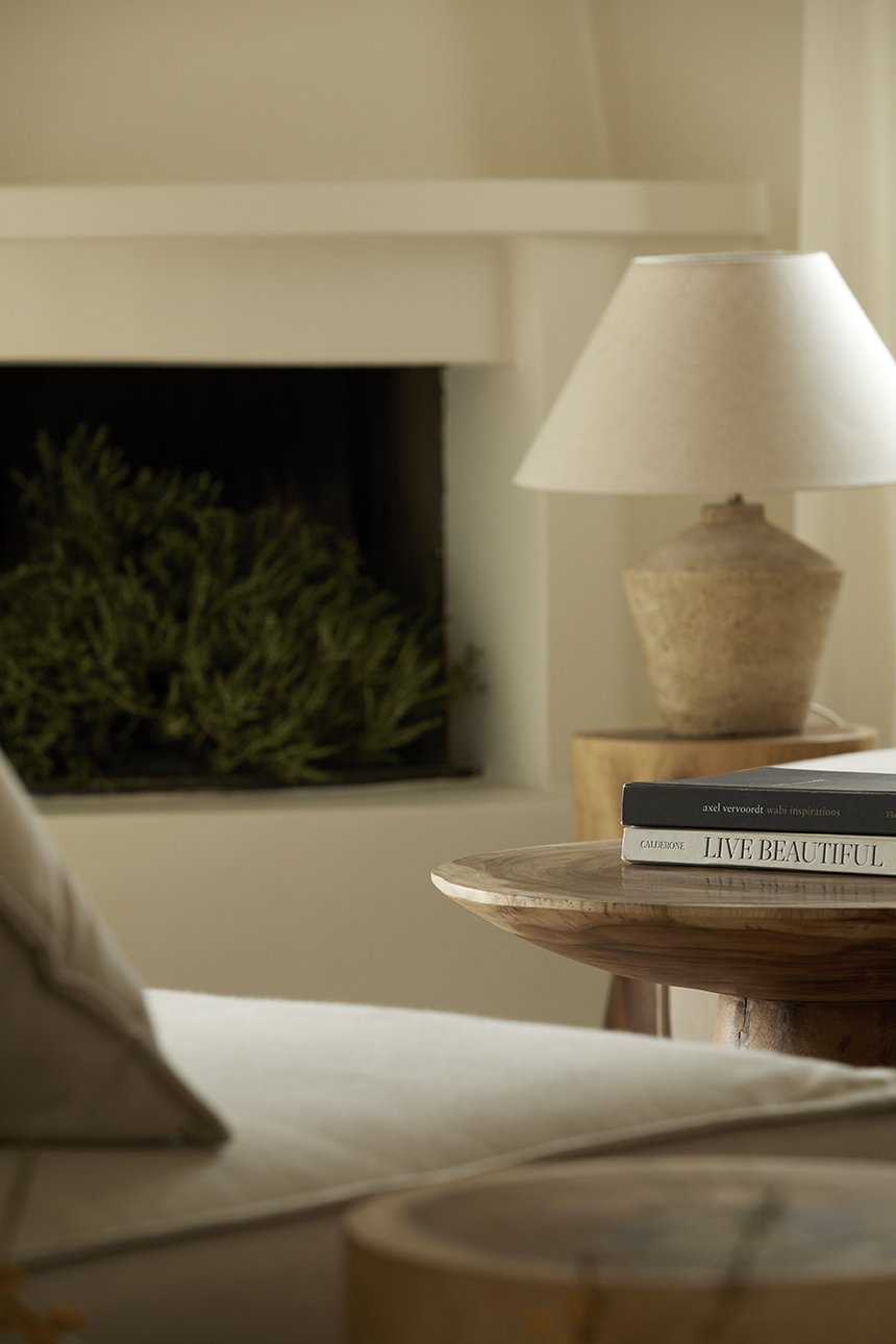 Coffee table books και φωτιστικά σε modern classic style δημιουργούν μια σικάτη γωνιά πλάι στο τζάκι - Φωτογραφία: Μυρτώ Ιατροπούλου / Courtesy of L Architects