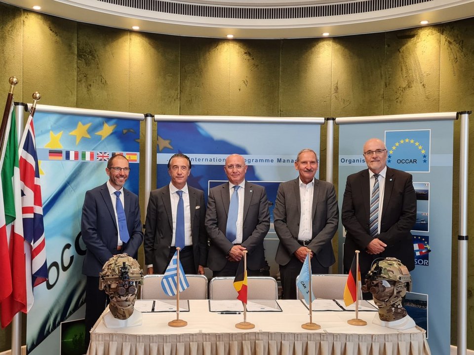 Από την υπογραφή της σύμβασης (από αριστερά): Lieutenant-General Frederic Goetynck (National Armament Director, Βέλγιο), Κρίστιαν Χατζημηνάς (Πρόεδρος THEON SENSORS), Matteo Bisceglia (Director OCCAR-EA), Αndreas Hülle (Head of Optronics & Land Solutions and Managing Director HENSOLDT Optronics), Hubert Blahnik (Deputy National Armaments Director, Γερμανία)