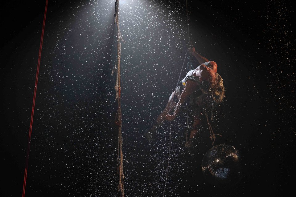 Παλεύοντας να φτάσει στην κορυφή. White Out