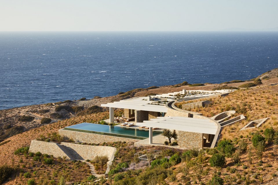 Το Ridge House στην Αντίπαρο, κορυφαίο δείγμα συνδυασμού τοπογραφίας και αρχιτεκτονικής.