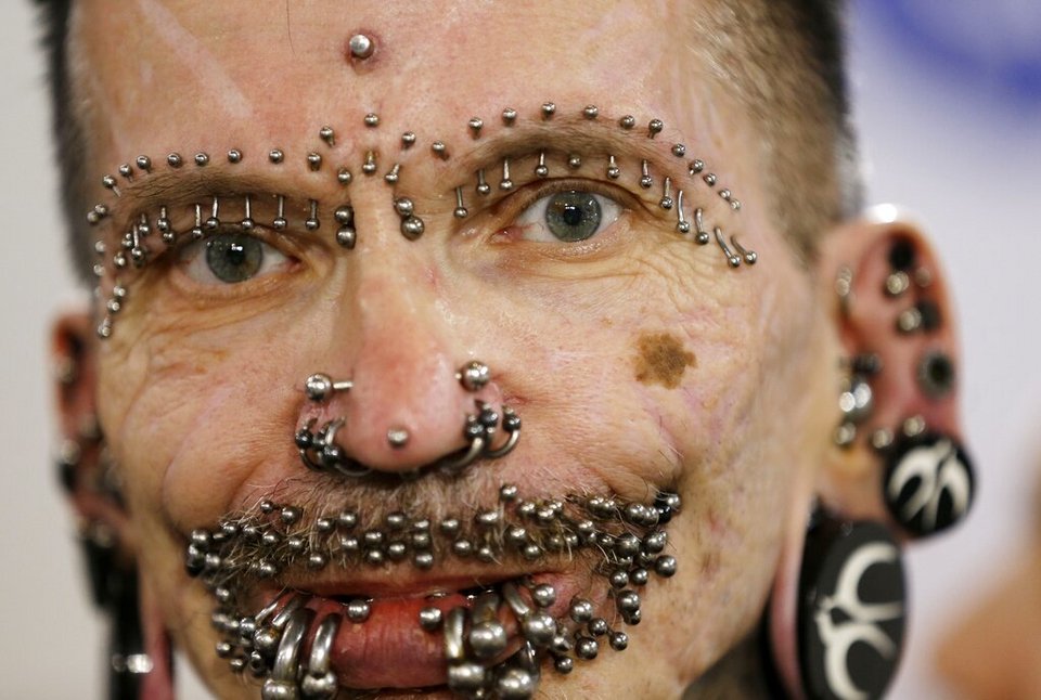 rhyme ego jewelry Ο 62χρονος με τα περισσότερα piercings και τατουάζ στον κόσμο, δείχνει πώς  ήταν πριν -Τελείως αγνώριστος - iefimerida.gr