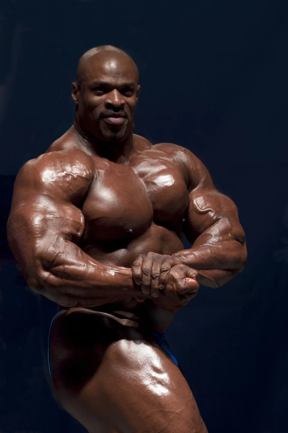 Ο πρώην νικητής του Mr Olympia Ronnie Coleman επιδεικνύει τους μυς του