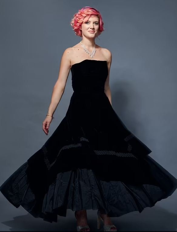 Η Adeline με το φόρεμα Dior της γιαγιάς της 