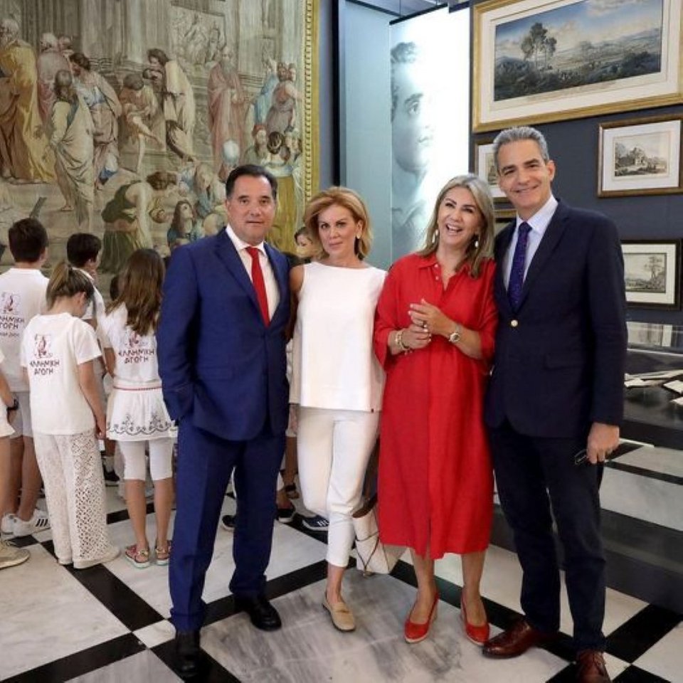 Ο Άδωνις Γεωργιάδης με την Ευγενία Μανωλίδου στη Βουλή μαζί με τον Άγγελο Συρίγο και τη Ζέτα Μακρή