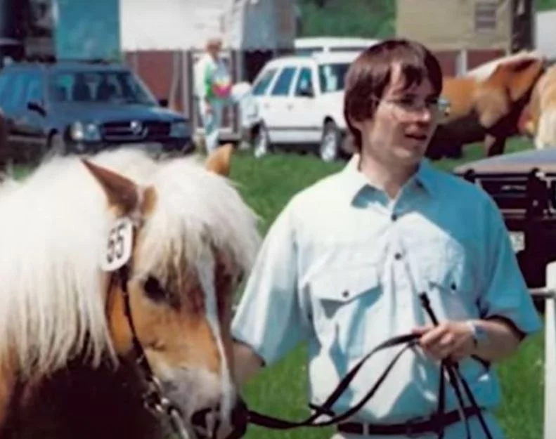 Ο Rolf παλαιότερα με γυαλιά οράσεως και χωρίς ίχνος τατουάζ