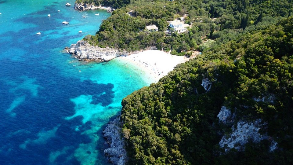 κρυφή παραλία Κέρκυρα σπηλιές Παλαιοκαστρίτσα
