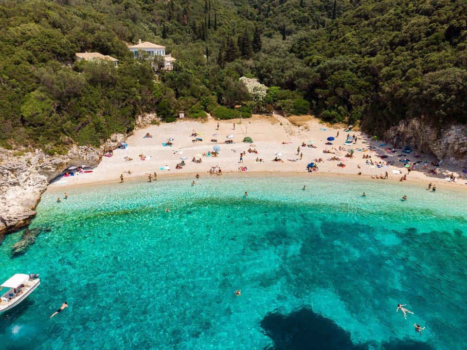κρυφή παραλία Κέρκυρα με σπηλιές