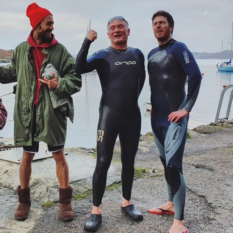 O Alexi Murdoch (αριστερά), λάτρης της θάλασσας, είναι ιδιαιέτρα ευαισθητοποιημένος σε οικολογικά ζητήματα για τη μόλυνση ων ωκεανών και της Μεσογείου - Φωτογραφία: alximrdch/Instagram