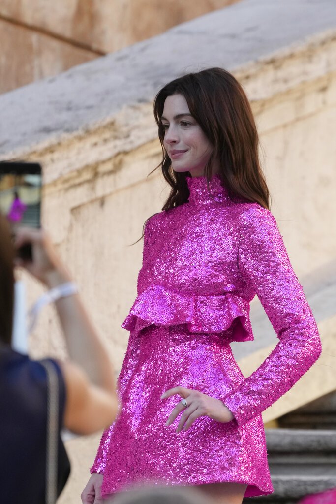 Η Anne Hathaway ποζάρει πριν από την έναρξη της γυναικείας συλλογής Valentino Haute Couture Φθινόπωρο-Χειμώνας 2022-23