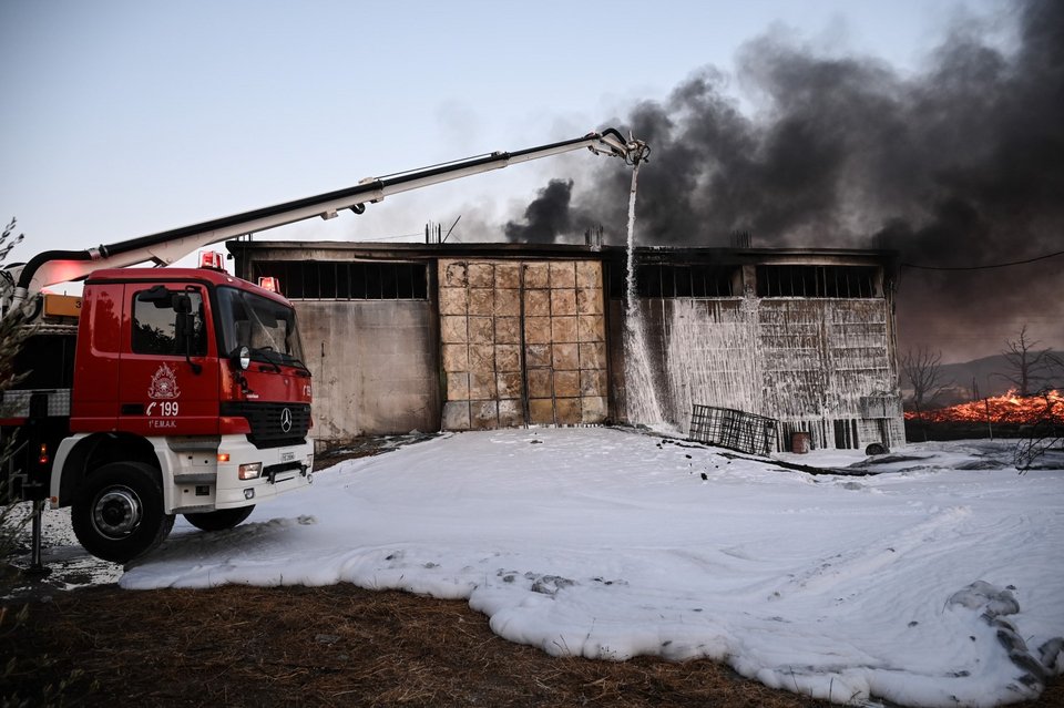 Ασπρόπυργος: Μάχη δίνουν οι πυροσβέστες με τις φλόγες στα δύο εργοστάσια -Φωτογραφία: Stringer / SOOC