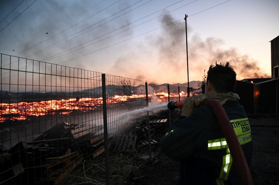 Ασπρόπυργος: Μάχη δίνουν οι πυροσβέστες με τις φλόγες στα δύο εργοστάσια -Φωτογραφία: Stringer / SOOC