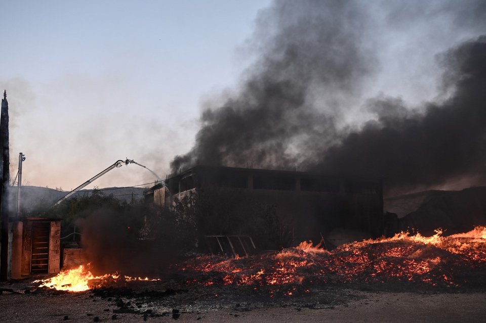 Ασπρόπυργος: Μάχη δίνουν οι πυροσβέστες με τις φλόγες στα δύο εργοστάσια -Φωτογραφία: Stringer / SOOC