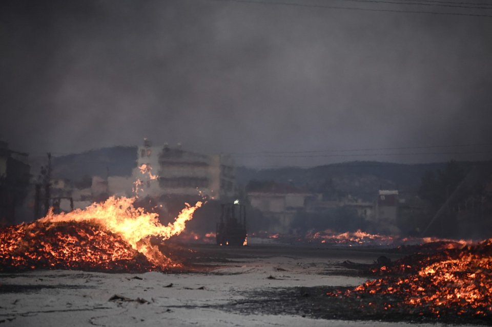 Ασπρόπυργος: Μάχη δίνουν οι πυροσβέστες με τις φλόγες στα δύο εργοστάσια -Φωτογραφία: Stringer / SOOC