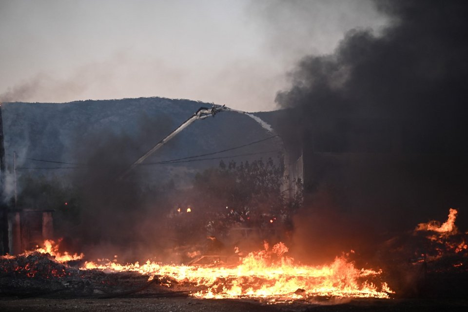 Ασπρόπυργος: Μάχη δίνουν οι πυροσβέστες με τις φλόγες στα δύο εργοστάσια -Φωτογραφία: Stringer / SOOC