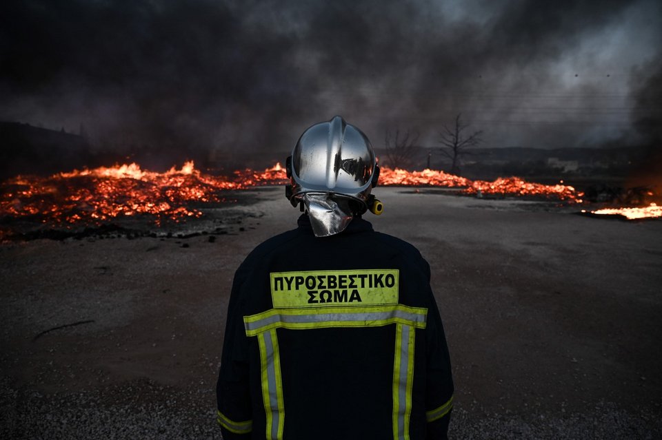 Ασπρόπυργος: Μάχη δίνουν οι πυροσβέστες με τις φλόγες στα δύο εργοστάσια -Φωτογραφία: Stringer / SOOC