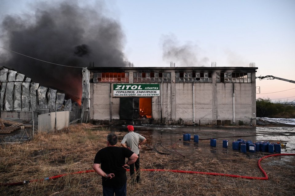 Ασπρόπυργος: Μάχη δίνουν οι πυροσβέστες με τις φλόγες στα δύο εργοστάσια -Φωτογραφία: Stringer / SOOC