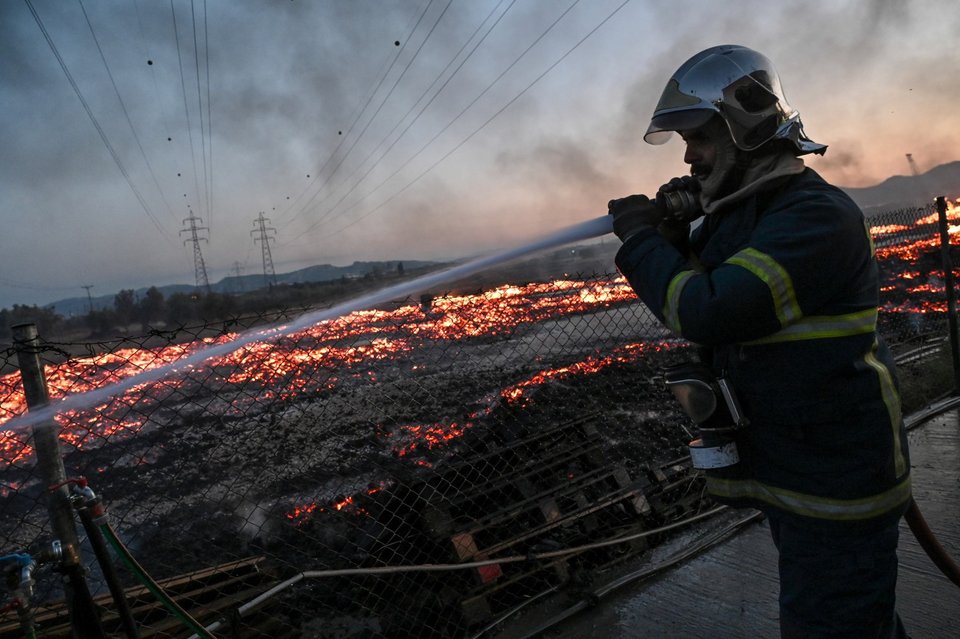 Ασπρόπυργος: Μάχη δίνουν οι πυροσβέστες με τις φλόγες στα δύο εργοστάσια -Φωτογραφία: Stringer / SOOC