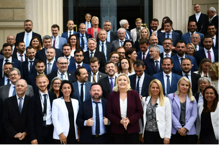 Η νεοεκλεγείσα κοινοβουλευτική ομάδα της Μαρίν Λεπέν