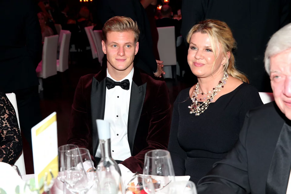 Η σύζυγος του Michael Schumacher Corina, με τον γιο τους Μick που σήμερα οδηγεί για την ομάδα της Haas στη Formula 1