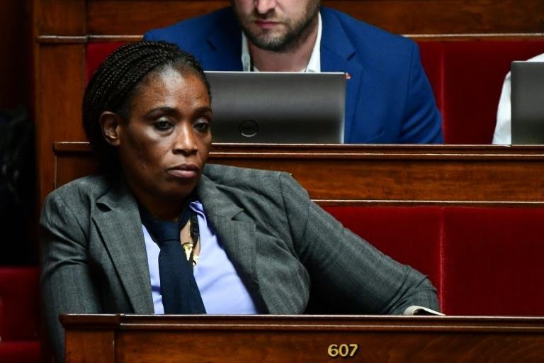 H νεοεκλεγείσα βουλευτής του κόμματος Μελανσόν, Ράτσελ Κέκε, είναι πρώην καμαριέρα και η παρουσία της κρίνεται θετικά στο κοινοβούλιο