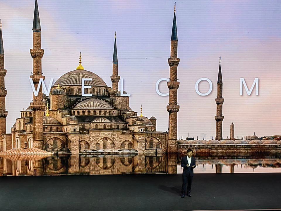 Ο Derek Yu στην παρουσίαση των προϊόντων της HUAWEI