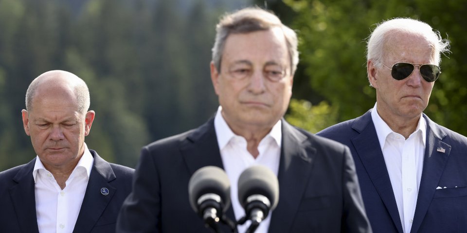 Ο Ντράγκι στέκεται σκεπτικός πρωτού μιλήσει στους δημοσιογράφους. Στο πλευρό του αριστερά ο Γερμανός Καγκελάριος Όλαφ Σόλτς και από δεξιά ο πρόεδρος των ΗΠΑ, Τζο Μπάιντεν