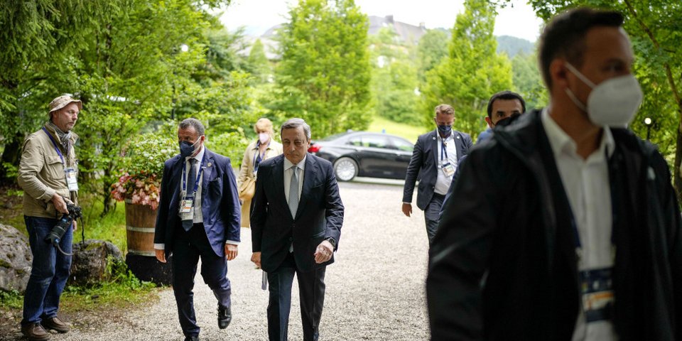O Μάριο Ντράγκι πηγa;iνοντας στη συnέντευξη τύπου των G7