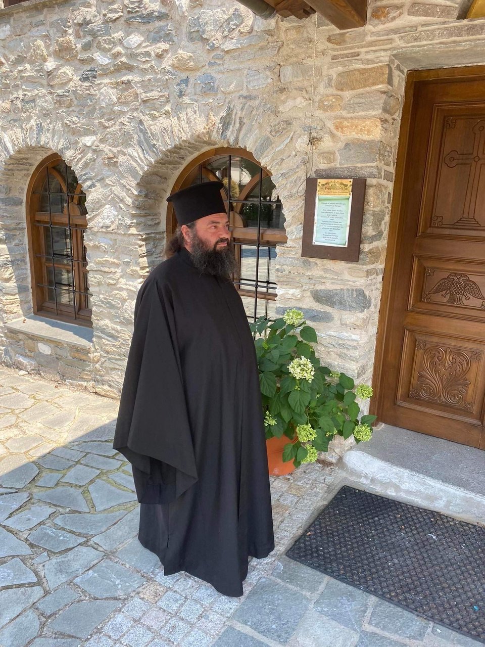 Ο εφημέριος του ιερού ναού Απόστολου Θωμά, πατέρας Θεοχάρης Καλπάκογλου / ΑΠΕ-ΜΠΕ