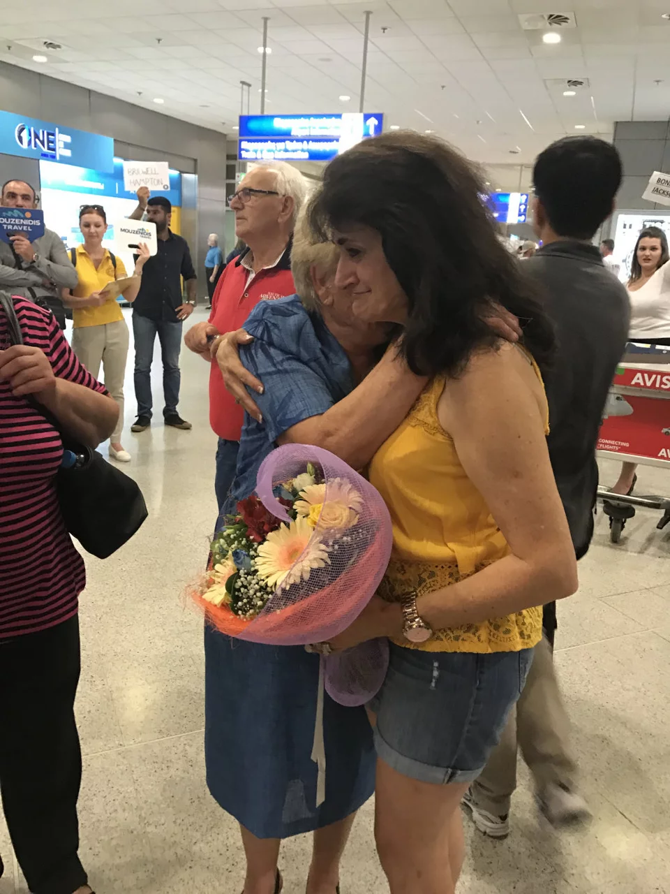 Η Ευτυχία συναντά τη μητέρα της, για πρώτη φορά, στο αεροδρόμιο