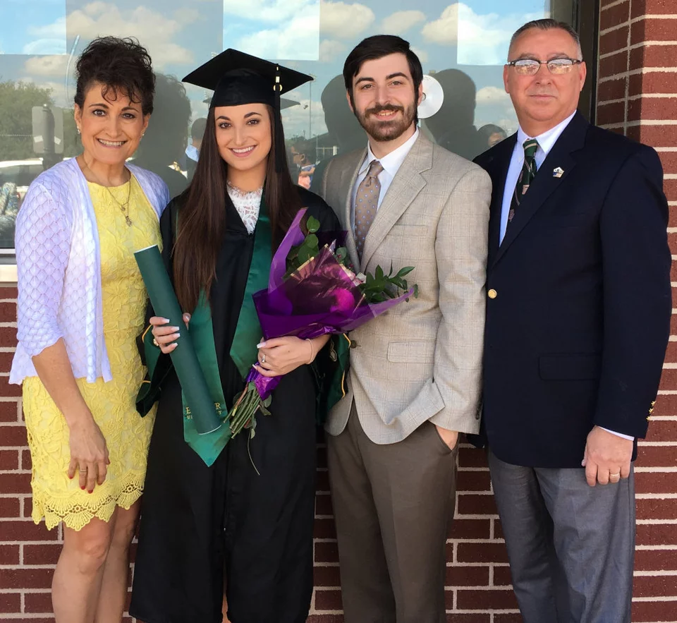 Η Ευτυχία με την οικογένειά της, κατά την αποφοίτηση της κόρης της