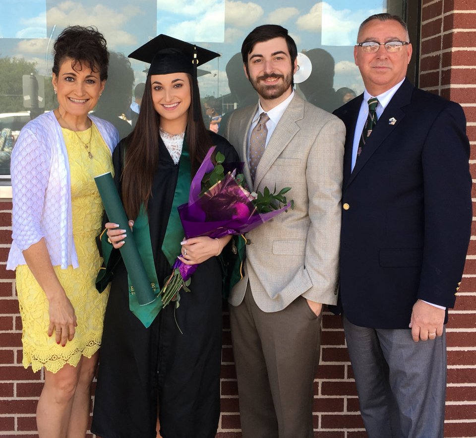 Η Ευτυχία με την οικογένειά της, κατά την αποφοίτηση της κόρης της