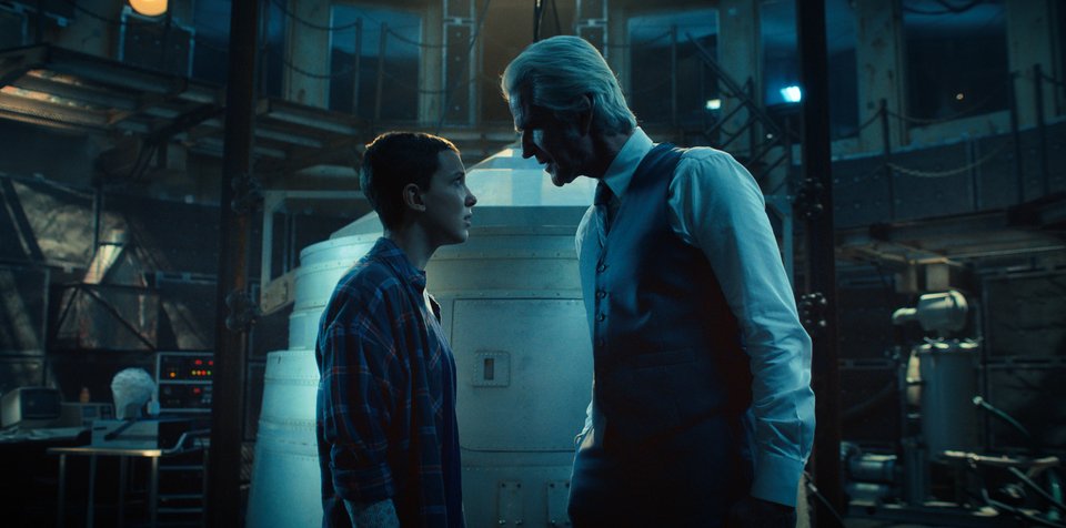 η Millie Bobby Brown με τον Matthew Modine σε σκηνή του Stranger Things