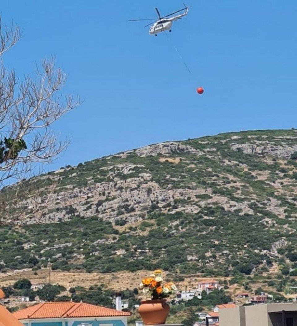 Φωτογραφία του Samosvoice λίγο νωρίτερα, κατά την επιχείρηση πυροσβεστικού ελικοπτέρου στη φωτιά